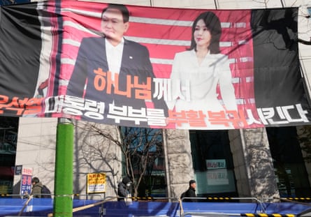 A banner in Seoul on 28 January 2026 shows Yoon and his wife, Kim Keon Hee, beneath a slogan that reads “God brings back President Yoon Suk Yeol and his wife.”