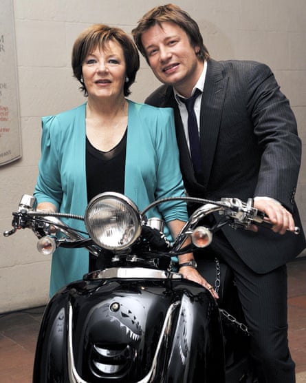 Delia Smith et Jamie Oliver avec une moto