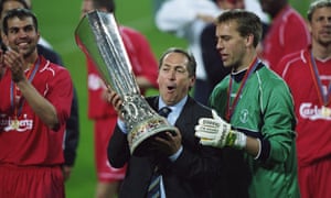 Gérard Houllier holds the Uefa Cup trophy after victory over Alavés in a dramatic 2001 final.