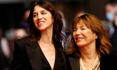 شارلوت گینزبورگ (سمت چپ) و مادرش جین بیرکین، در جشنواره فیلم کن، 2021.