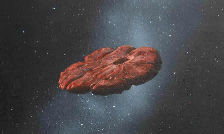 Penggambaran objek antarbintang Oumuamua tahun 2018 sebagai cakram berbentuk panekuk.  Sebuah penelitian mengatakan itu kemungkinan sisa dari dunia mirip Pluto dan berbentuk seperti kue.