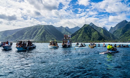 Spectateurs sur des bateaux à l'Outerknown Tahiti Pro 2022, le WSL Championship Tour, à Teahupo'o.