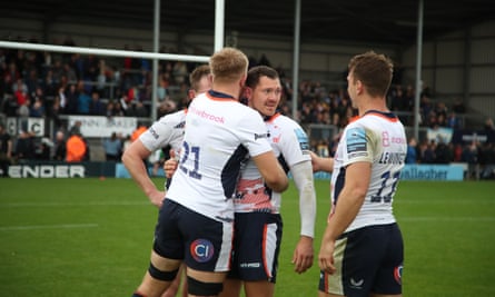 Alex Goode fait la fête avec ses coéquipiers des Saracens.