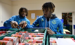 Los jugadores del Everton Alex Iwobi y Moise Kean ayudan en un banco de alimentos en Liverpool.