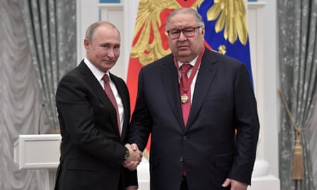 El presidente ruso Putin y el empresario ruso Alisher Usmanov en el Kremlin en 2018.