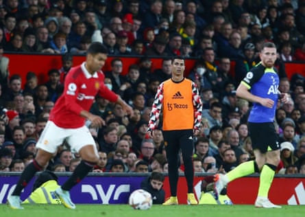 Cristiano Ronaldo regarde s'échauffer sur la ligne de touche à Old Trafford
