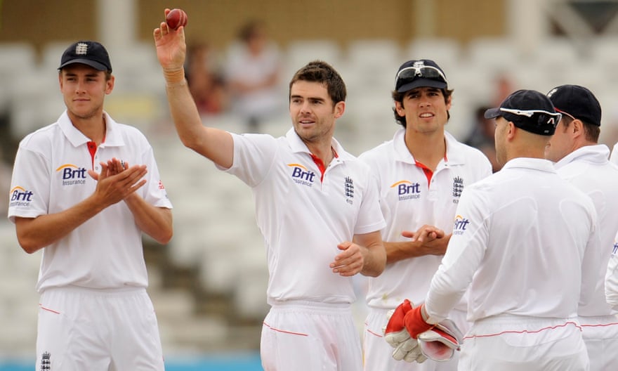 Jimmy Anderson acknowledges the crowd