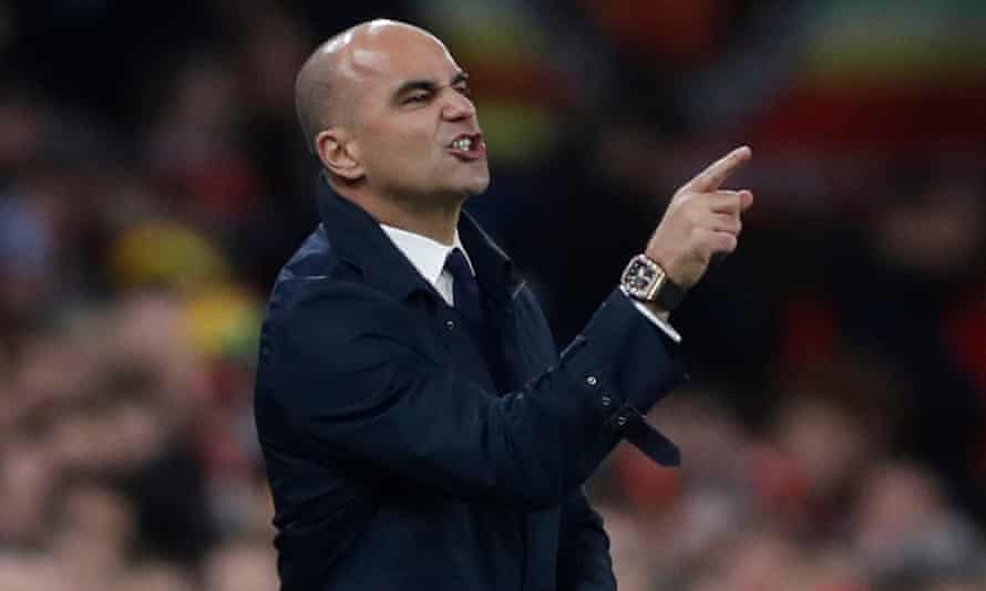 Roberto Martínez fait passer un point à ses joueurs belges lors de leur match contre le Pays de Galles à Cardiff en novembre dernier.=