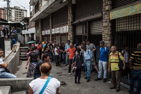 People queue up in the morning in front of a small market to try and buy food. Endless queues have become a daily reality for Venezuelans. In many cases, the cargo doesn’t arrive or is not enough