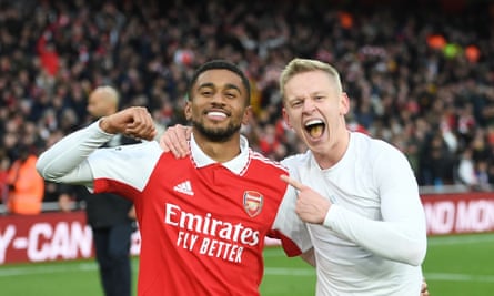 Reiss Nelson y Oleksandr Zinchenko celebran la victoria arrolladora del Arsenal.