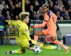 Champions League: Club Brugge e Barcellona si dividono la posta in palio in un emocionante 3-3
Approfondimento
La partita tra Club Brugge e Barcellona è stata caratterizzata da una serie di occasioni da gol per entrambe le squadre, con il Brugge che ha dimostrato una grande determinazione e ha messo in difficoltà la difesa del Barcellona. I catalani, invece, hanno mostrato la loro abilità nel creare occasioni da gol, ma non sono riusciti a capitalizzare appieno le loro opportunità.
Possibili Conseguenze
Il pareggio per 3-3 potrebbe avere conseguenze importanti per la classifica del girone. Il Barcellona potrebbe perdere terreno rispetto alle altre squadre del girone, mentre il Club Brugge potrebbe guadagnare fiducia e punti importanti per la sua campagna in Champions League. Inoltre, il risultato potrebbe influenzare la strategia delle squadre nelle prossime partite.
Opinione
La partita tra Club Brugge e Barcellona è stata un emocionante incontro che ha mostrato la qualità e la determinazione di entrambe le squadre. Il pareggio per 3-3 è stato un risultato giusto, considerando le occasioni da gol create da entrambe le squadre. Tuttavia, la decisione dell'arbitro di annullare il gol di Romeo Vermant nel recupero ha sollevato alcune polemiche.
Analisi Critica dei Fatti
La decisione dell'arbitro Anthony Taylor di annullare il gol di Romeo Vermant nel recupero è stata una scelta controversa. Le immagini mostrano che il fallo sul portiere del Barça Wojciech Szczesny è stato un contatto fisico che ha impedito al portiere di effettuare la parata. Tuttavia, alcuni hanno sostenuto che il contatto non fosse sufficiente per annullare il gol.
Relazioni con altri fatti
La vittoria dell'Inter contro il Kairat Almaty e la vittoria del Pafos contro il Villarreal sono state altre importanti partite della giornata. Questi risultati potrebbero avere conseguenze importanti per la classifica del girone e per la campagna delle squadre in Champions League. Inoltre, la partita tra Club Brugge e Barcellona ha mostrato che il girone è ancora aperto e che tutte le squadre hanno ancora possibilità di qualificarsi.
Contesto storico
La Champions League è il massimo torneo di calcio europeo per club. La competizione è stata fondata nel 1955 e ha visto la partecipazione delle migliori squadre del continente. Il Barcellona e il Club Brugge hanno una lunga storia nella competizione, con il Barcellona che ha vinto il trofeo diverse volte. La partita tra Club Brugge e Barcellona è stata un'occasione per entrambe le squadre di scrivere una nuova pagina nella loro storia.
Fonti
La fonte di questo articolo è The Guardian. Il sito web della fonte è https://www.theguardian.com. La partita tra Club Brugge e Barcellona è stata trasmessa in diretta su vari canali televisivi e streaming, e i risultati sono stati riportati da diverse testate giornalistiche.