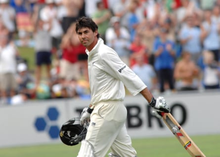 Stephen Fleming walks back to the pavilion in his last Test, against England in Napier, New Zealand in March 2008