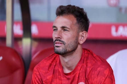 Cristhian Stuani on the bench during Girona’s defeat by Levante.