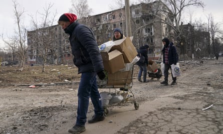 Civilians trapped in Mariupol are evacuated in groups under the control of pro-Russian separatists.