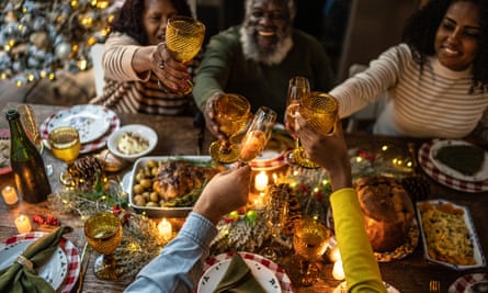 Aile evde Noel yemeğini kızartıyor