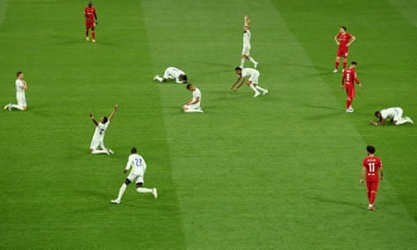 Players of Real Madrid celebrate as the final whistle is blown to confirm them as winners of the 2022 Champions League.