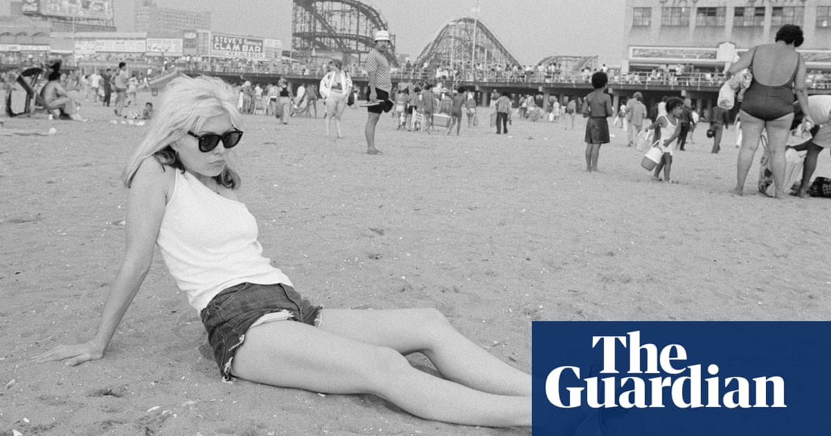 Summer and smoke: rocknroll in the warmer months – in pictures