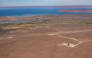 Un pozo de gas junto al lago en Vaca Muerta.