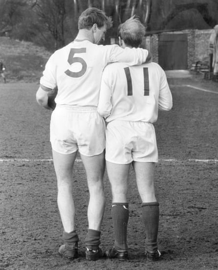 Jack Charlton met un bras autour de Bobby lors d'une séance d'entraînement en Angleterre en mars 1965.