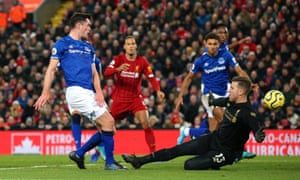 Michael Keane of Everton scores their first goal.