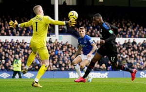 Jordan Pickford denies Christian Benteke another goal.