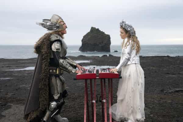 ویل فرل ، چپ ، و راشل مک آدامز در صحنه ای از مسابقه آواز یوروویژن: داستان حماسه آتش.  Húsavík (شهر من) ، آهنگی از این فیلم ، نامزد اسکار بهترین آهنگ اصلی 2021 شد.