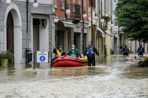 Equipes de resgate evacuam pessoas em Lugo depois que os rios Senio e Santerno transbordaram