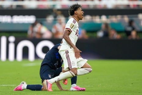 Juan Manuel Sanabria goes through the back of Lamine Yamal.