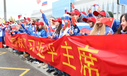 People welcome the Chinese president, Xi Jinping, in Kazan, Russia.