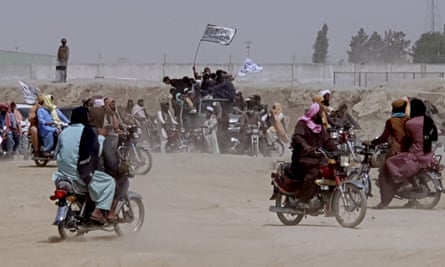Supporters of the Taliban carry the Taliban’s white flags in the Afghan-Pakistan border town of Chaman.