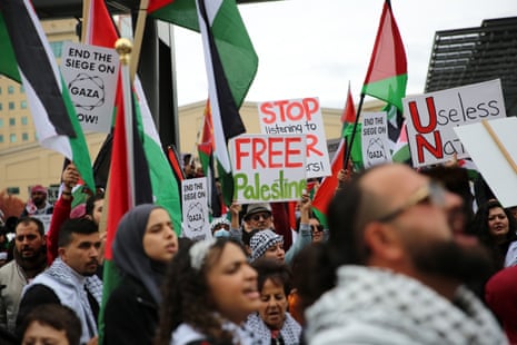 Οι άνθρωποι συμμετέχουν σε μια διαδήλωση υπέρ των Παλαιστινίων στη Μισισάουγκα του Οντάριο του Καναδά στις 14 Οκτωβρίου 2023.