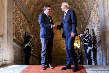 Ukrainas utrikesminister, Dmytro Kuleba, vänster, en deltagare i det 69: e Bilderberg-toppmötet i Lissabon, skakar hand med sin portugisiska motsvarighet, João Gomes Cravinho.