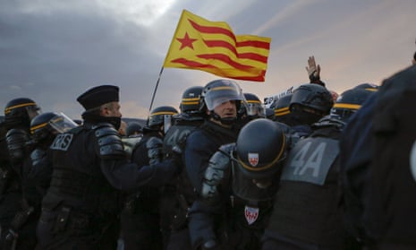 French police remove pro-Catalan independence demonstrators from La Jonquera crossing.