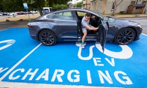 Electric Cars Could Form Battery Hubs To Store Renewable Energy