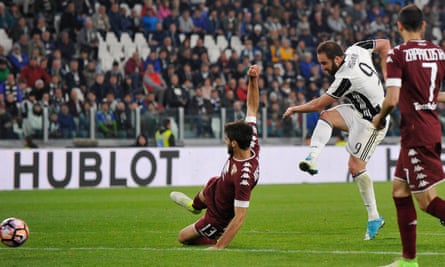 Gonzalo Higuaín drills in the Juventus equaliser at6 the end of a heated derby.