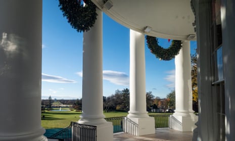 Balcón con vista al Pórtico Sur luce decoraciones navideñas en la Casa Blanca.