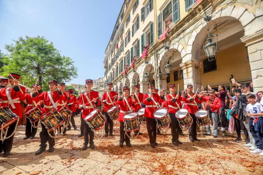 O trupă filarmonică într-o procesiune de Paște în Corfu.