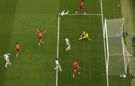 Nico Williams của Tây Ban Nha (trên cùng) ăn mừng sau khi mở tỷ số