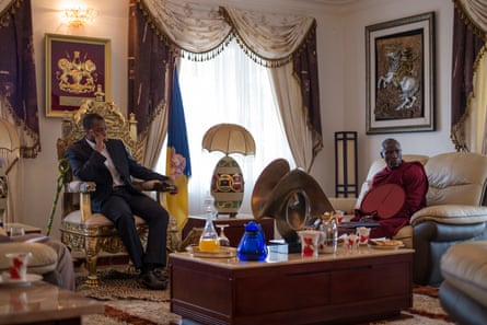 Buddharakkhita at an audience with the king of Toro, a Ugandan kingdom.