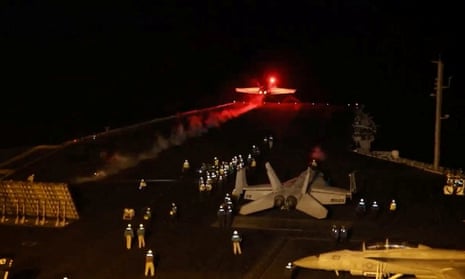 Самолет взлетает с авианосца ночью