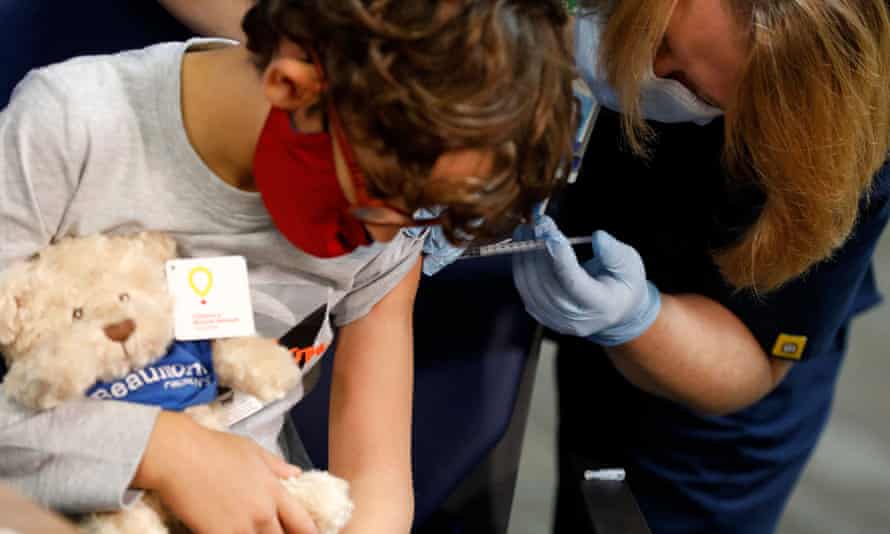 Siedmioletnie dziecko otrzymuje pierwszą dawkę szczepionki Pfizer Covid-19 w biurze Beaumont Health w Southfield w stanie Michigan.