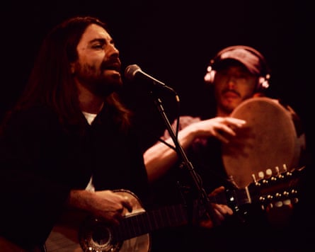 Fabio Rizzo (left) plays his Palermitana guitar with Lero Lero.