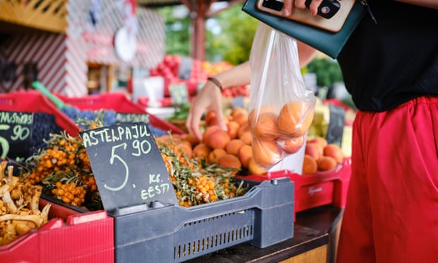 امرأة تختار النكتارين في سوق بالتي جاما في تالين.