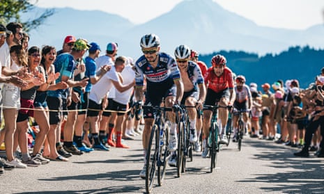 Julian Alaphilippe dari Soudal Quick-Step beraksi di Col de Joux Plane.