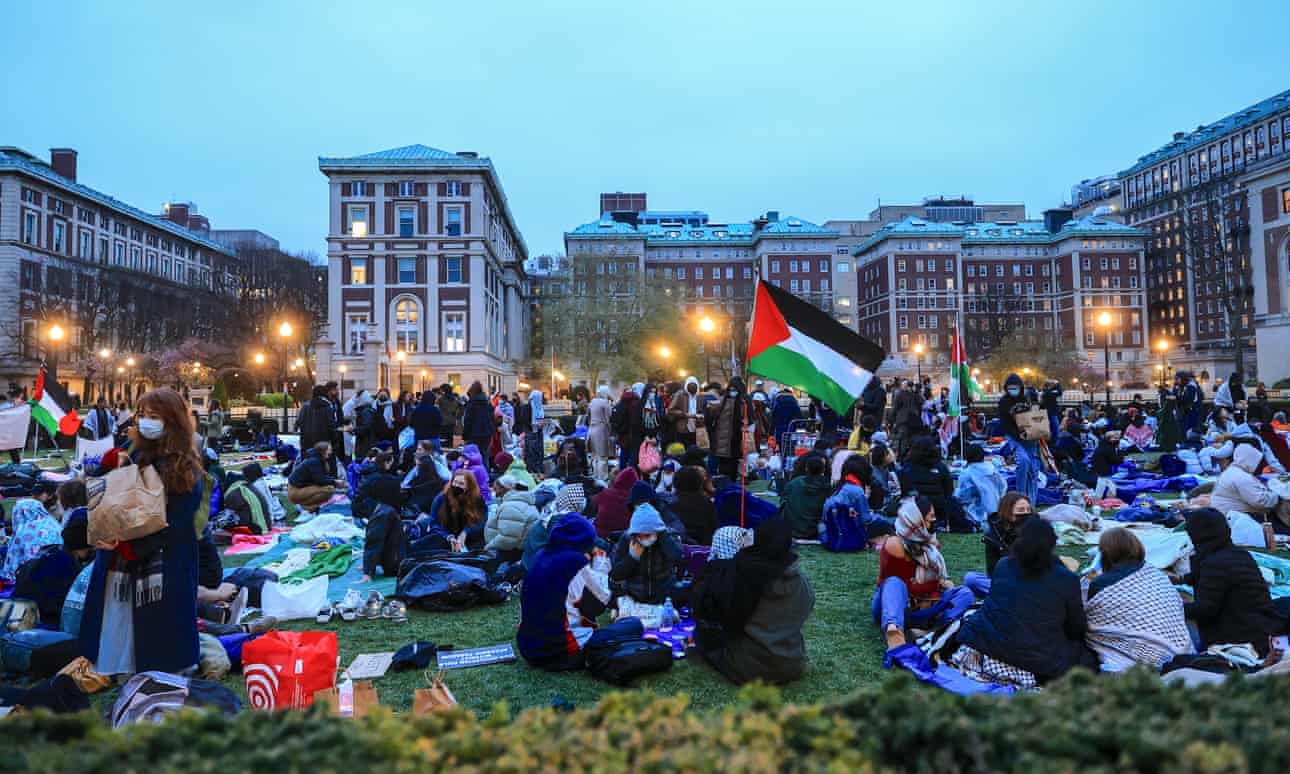 Profesores condenan la represión de la Universidad de Columbia contra los estudiantes pro-Palestina.