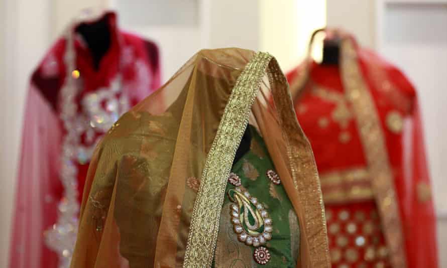 Sabitha donne trois robes à chaque mariée, car la plupart des mariages indiens impliquaient plusieurs cérémonies, nécessitant des tenues différentes.