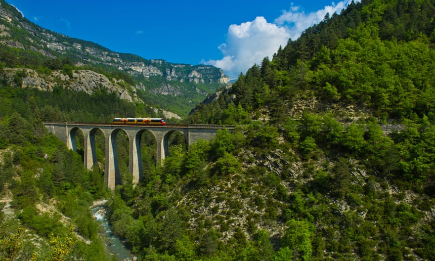 Pociąg De Beigne w Górnej Prowansji we Francji.
