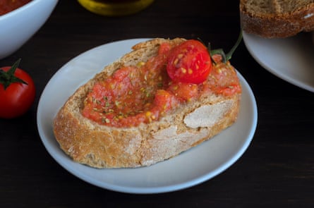 Pan con tomate – the Catalan version of tomatoes on toast.