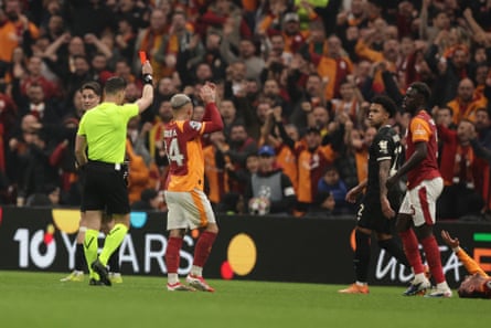 Danny Makkelie shows a red card to Juan Cabal of Juventus.