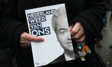 Un sostenitore del politico olandese di estrema destra Geert Wilders mostra un volantino che dice 